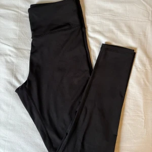 Svarta träningstights från TriDri - Snygga svarta träningstights med hög midja, från TriDri. Perfekta för träning eller till vardags. Superskönt och stretchigt material som ger en tight men bekväm passform. Endast använda ett par gånger så jättefint skick, säljer pga har andra jag använder mer🩷