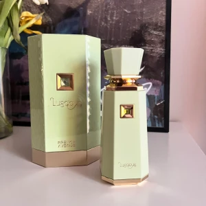 Luscious från French Avenue - Säljes: Luscious - French Avenue. Oanvänd i förpackning, bild på flaskan för referens!   Fin pistaschdoft, är inspirerad av ”Kayali Yum Pistaschio gelato” och ”Bianco Latte”.   Pris: 500:-  Skickas mot fraktkostnad!  Säljes då jag inte behöver ha dubblett.   🌸🌸🌸🌸