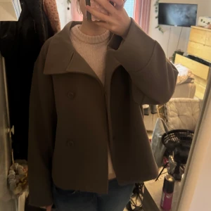 Brun kappa från Gina tricot - Helt ny! Säljer då den inte passar som jag vill, slutsåld på hemsidan.