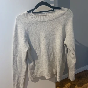 Vit/beige stickad tröja - Säljer en mysig vit/beige stickad tröja med långa ärmar och ribbstickade detaljer vid hals, ärmslut och nederkant. Ligger ute på mitt vinted konto, tilde.karlsson, också. 💕