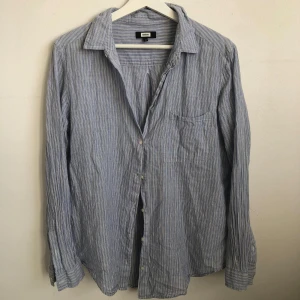 Skjorta från Bik Bok - Säljer en blå- och vitrandig skjorta i linnetyg från Bik Bok. 💙