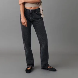 Svarta jeans från Gina Tricot - Snygga gråsvarta jeans från gina tricot low waist och raka, inga defekter alls, de är i jätte bra skick 🫶🏻