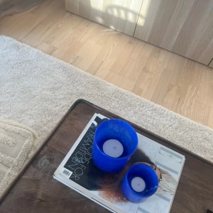 Ljuslyktor Åhlens - Två blåa ljuslyktor från Åhléns i olika storlekar. Säljer båda för 100kr!!💙