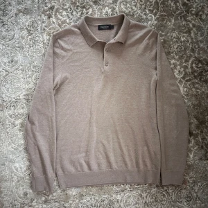 (MERINOULL) RUGBYTRÖJA DRESSMAN - Tja! Söljer en skit snygg merinoulls rugbytröja från dressman | Skick 9,5/10 mycket bra | Mitt pris 349kr❗️| Nypris runt 999 kr | Hör av dig vid några frågor eller funderingar 