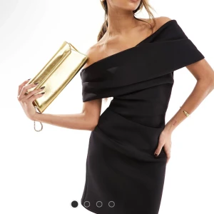 Svart offshoulder klänning - Säljer denna jättesnygg svarta offshoulder klänning från ASOS! Den är helt oanvänd och nypris är 759kr💕