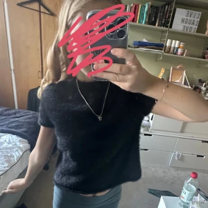 Glittrig Zaratröja - Säljer min jättefina festtröja i nästan fluffigt material från Zaras finare kollektion💗