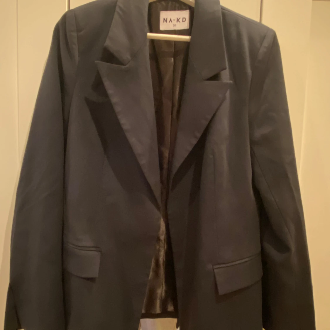 Marinblå kavaj från NA-KD - 1