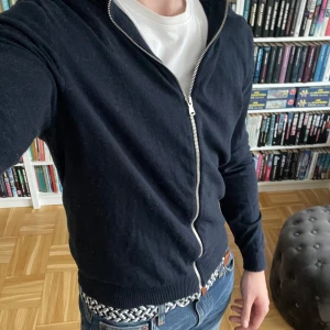 Zip tröja - marinblå - 🐟Säljer denna zip up tröja i färgen marinblå mycket bra kvalitet inga defekter, har används fåtal gånger💯💯nypriset är 900kr