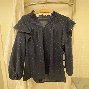 Mörkblå blus - Fick den i julklapp, aldrig använd och vet inte vart den är ifrån då den inte har någon tag. Storlek xs elr s.