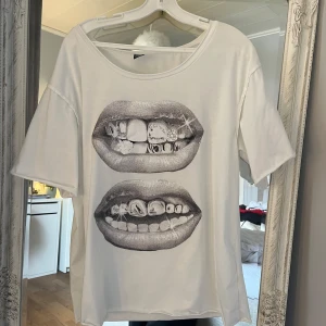 T shirt  - Oavänd T shirt som går snett vid axel .