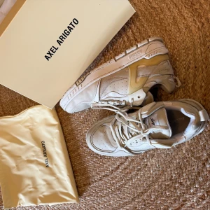 Beige sneakers Axel Arigato - Sneakers från Axel Arigato. Använda väldigt lite pga för stora för mig. Nypris 3200. Storlek 43.