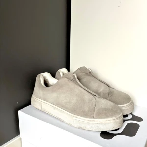 Eytys - Säljer mina gråa Eytys, då de knappt använts. Skorna är i bra skick, däremot är de lite slitna på insidan som ni ser på bilden. Storlek 46, nypris: 2000kr