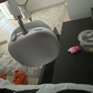 Silverfärgade hörlurar - Snygga och moderna hörlurar i silver med vadderade öronkåpor för extra komfort. Perfekta för musikälskare som vill ha stil och ljudkvalitet i ett.