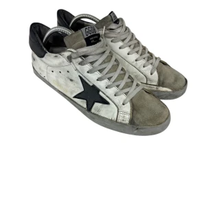 Sneakers från Golden Goose - Snygga sneakers från Golden Goose med en unik design. Skick 8/10