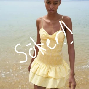 Söker Gul rutig klänning från zara - Söker!! Söker denna gula rutiga klänningen ifrån Zara i Storlek XS/S, kontakta mig ifall ni kan tänkas sälja så kan pris diskuteras💗