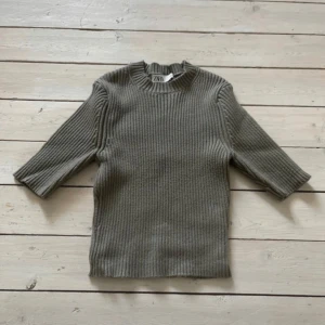 Stickad tröja - Stickad T-shirt från zara i storlek M