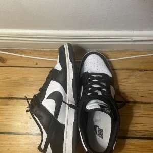 Nike panda dunk - Säljer dessa panda dunks som jag köpte från USA, Miami. Har haft i en månad och har knappast använd dem. Riktigt bra skick.