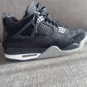 JORDAN 4 RETRO "BLACK CANVAS" - Köpta för runt 4000kr. Hyfsat bra skick och är inte använda mycket.