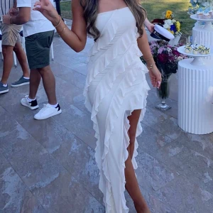 Klänning med slits - Vit lång klänning med slits, endast använd engång och i mycket bra skick🫶🏼 Från Oh polly🤍