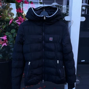 Vinter rid jacka  - Säljer min fina vinter rid jacka från spooks använt skick jag säljer den för 900kr och ny pris på jackan är 1750kr. Jackan är marinblå i storlek s