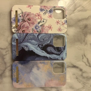 Mobilskal med marmor- och blommönster från Ideal of Sweden - Säljer flera snygga mobilskal från Ideal of Sweden! De har olika mönster, som blommor i rosa och lila toner, samt coola marmormönster i beige och bruna nyanser. Perfekt för att ge din mobil en ny look! Iphone 12💕