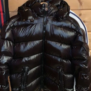 Monclere maya storlek L  - Monclere maya storlek L använd ungefär 2 månader 