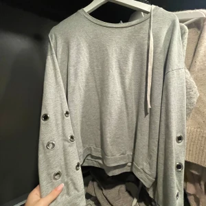 Cool tröja - Super snygg tröja som tyvär inte kommer till användning. Inga defekter jätte bra skick!