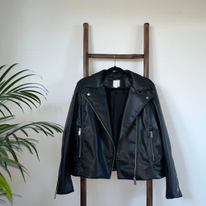 Biker jacka - Böcker jacka från H&M storlek 44. Är vanligtvis storlek 36 men ville ha en oversized look
