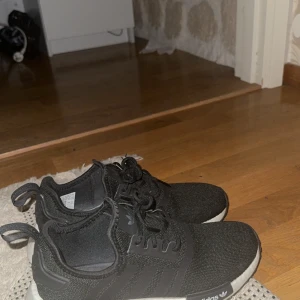 Adidas NMD - Köpta ett tag sen , använda ett få antal gånger .  Dem är i jätte jätte bra skick . 