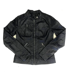 Bike Läder jacka - Jätte fin läder jacka i bra skick. Passar XS För mer info är de bara att fråga. :)