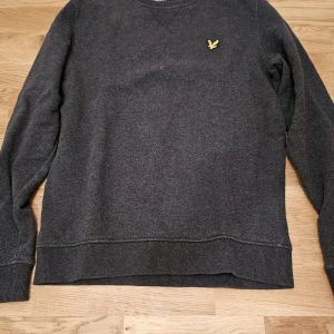 Grå tröja - Det här är en grå lyle and scott tröja