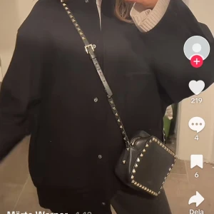 Jacka zara - Säljer denna snygga jacka från zara, inte mina bilder men skriv för fler bilder