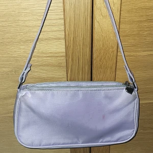 Väska hm lila - Väska från hm. Lite fläckar men märks inte så mycket💕 20 kr + frakt pris kan diskuteras 