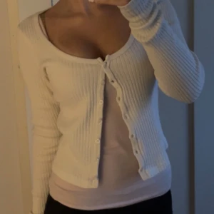 söt kofta - jättesöt kofta från brandy melville 🩷 köpt ganska längesen, tror den inte säljs längre 🩷inga defekter eller något sånt 🩷 använd gärna köp nu ‼️