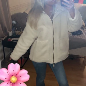 Teddy jacka - En oanvänd teddy jacka från loriviva. När jag fick den så passade den ej mig i storleken och det kostade för mycket att skicka tillbaka så den har bara hängt i mitt rum. Nypris 700kr om jag minns rätt. Vit/biege. Storlek oklar.