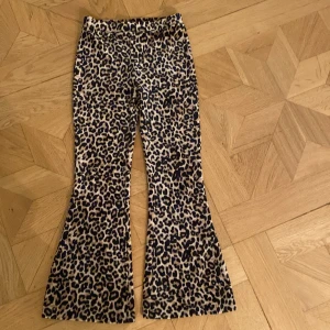 Mjukisbyxor leopard   - Byxorna är i fin skick ändat änvända några gånger. Storlek 134-140 från Lindex. Säljer p.g.a att jag har vuxit ut dem. Pris kan diskuteras 