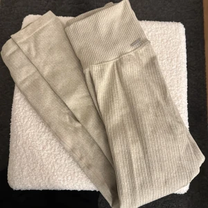 Aimn Tights - Populära Ribbed Seamless Tights i storlek S.  Nypris är 600kr på hemsidan. Endast provade.  