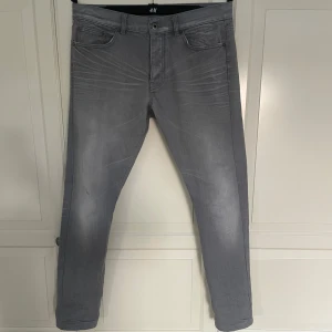 Valentino Garavani  - Säljer dessa prydliga valentino garavani jeans i slimfit, storlek W29. Dem är breda för sin storlek men sitter perfekt annars. Kom pm om du har några frågor 🍀💬