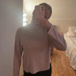 Stickade tröjor - Säljer dessa två stickade tröjor ifrån Åhléns. Köpta för några årsen och är använda runt två gånger. Så dem är i ett väldigt fint skick. Säljer pga att dem inte kommer till användning. Båda för 150 och annars 80kr. Rosa= 152 blåa= 164. Tar bara swish