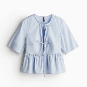 Blå blus - Säljer nu min blåa topp/blus då den inte kommer till användning. Den är helt oanvänd med prislappen kvar.   Den är i st XS men passar en S.  Nypris 199