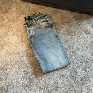 Säljer ett par jeans ljus blåa - Säljer ett par jenas det är lite för stora för mig väldigt bra skick 9/10 ny pris ligger på 1400 kroner