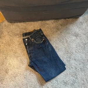 Levis jeans  - Säljer Levis jeans är för små skick 7/10 använda ganska mycket men är inte sönder någonstans ny pris 1100 kroner