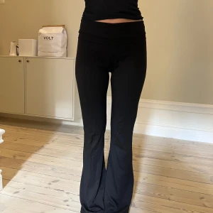 Yogapants - Svarta mjuka yogapants från Gina Tricot. Bred kant vid linning som kan vara både nervikt och uppvikt. Storlek M