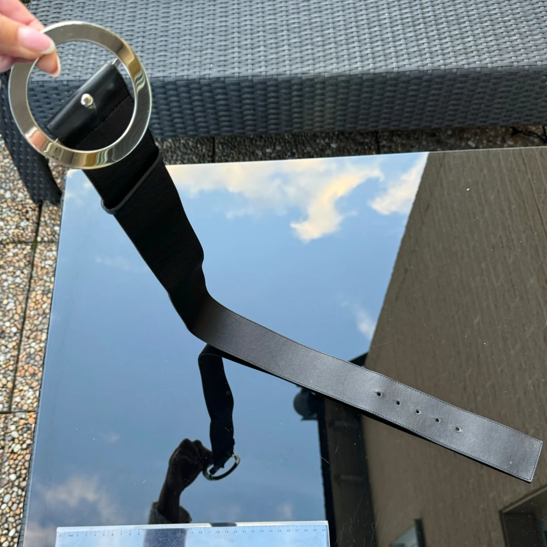 Svart skärp med rund silverfärgad spänne - 90