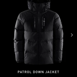 Sailracing jacka - Sailracing Patrol down jacket. Köpt för 4500 på Sailracings hemsida, Varm och skön jacka perfekt för den kommande vintern❄️ Är knappt änvänd då den användes förra vintern ändast, PRIS EJ HUGGET I STEN!