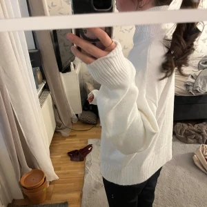 Stickad polo tröja - Jätte snygg stickad polo tröja från nelly med lappen kvar då jag inte tyckte den passade mig!