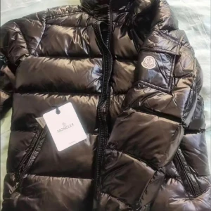 Moncler jacka  - Ny oandvänd storlek 2 Kan diskutera pris för snabb affär  