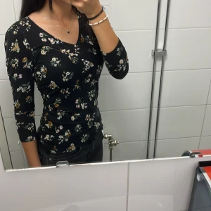 tröja - tight, kort armlängd , . säljer den för den användes knappt, jätte bra och skön material!❤️pris kan diskuteras