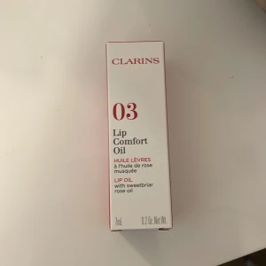 Clarins lip oil 03 cherry - Clarins lip oil i förgen cherry 03. Endast testad på handen. Säljer för jag har en annan clarins lip oil jag använder. Orginalpris 295 fån kicks men säljer för 199. Skriv för föer frågor💕