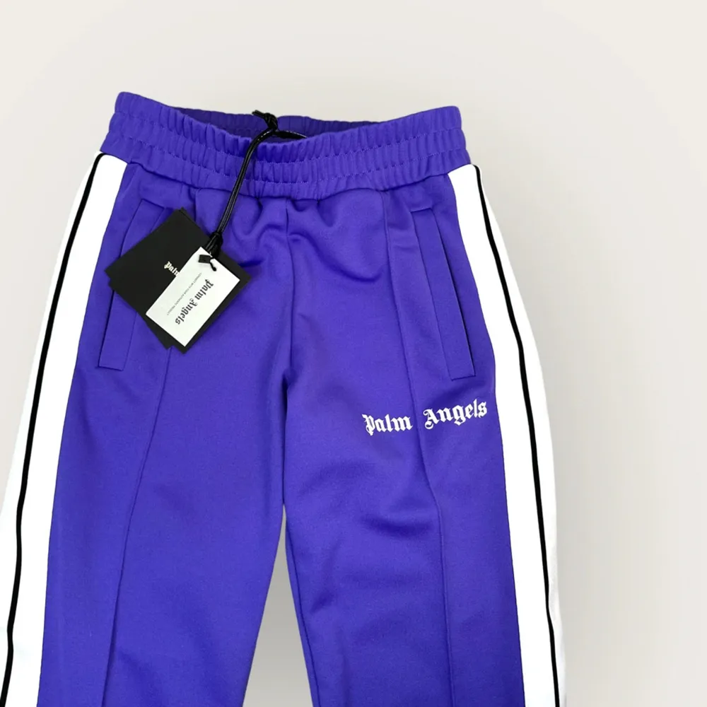 Ett par Palm angels track pants 9/10 skick och pris kan diskuteras . Jeans & Byxor.